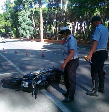 <b>RILIEVI.</b> La moto del giovane dopo la caduta in viale della Repubblica   