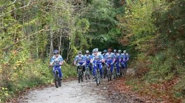 Una gara di mountain bike