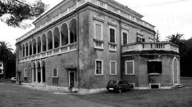 La Villa in degrado in una vecchia foto