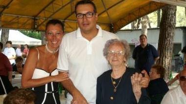 Il sindaco Riccardo Franchi con la super nonna Ada Focosi