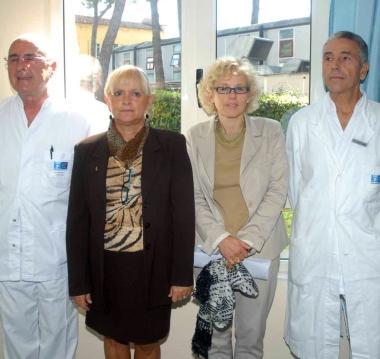 A destra il monitor che trasmette lintervento in diretta. A sinistra medici e dirigenti dellazienda sanitaria  