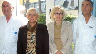 A destra il monitor che trasmette l’intervento in diretta. A sinistra medici e dirigenti dell’azienda sanitaria