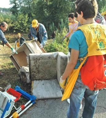 Ragazzi ripuliscono un campo 