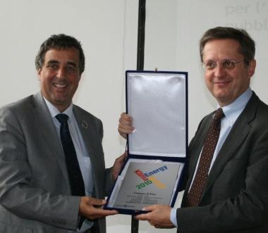 Il sindaco con il premio a Bolzano 