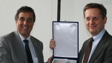 Il sindaco con il premio a Bolzano