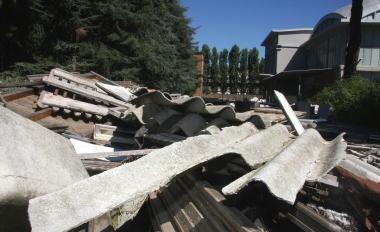 Lastre di eternit abbandonate allex Bigagli 