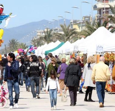 Uno scorcio del mercatino in passeggiata a Lido   