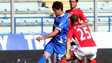 L’attaccante georgiano Levan Mchedlidze impegnato nel corso della partita interna contro la Triestina