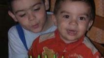 I due fratellini Matteo e Leonardo durante un compleanno del più grande Sotto, i soccorritori sull’Aurelia e i nonni dei bambini Piero Leonelli e Grazia Falorni