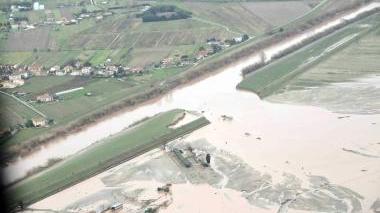 Una immagine dell’argine crollato a Nodica dopo l’alluvione del dicembre 2009