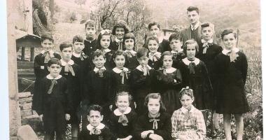 Armellini e la moglie in due foto di classe scattate nel 1957 (sopra) e 1967 