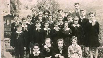 Armellini e la moglie in due foto di classe scattate nel 1957 (sopra) e 1967