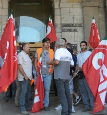 Un gruppo di lavoratori della Logint davanti al palazzo della Provincia 