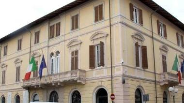 <strong>LO SCEMPIO.</strong> Sopra, Atto Garfagnini mostra le bici addosso alla colonna. In alto, Palazzo Quartieri