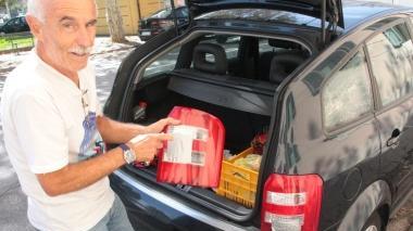 Nelle foto: Alberto Bonafè mostra alcuni dei danni che ha subito la sua automobile