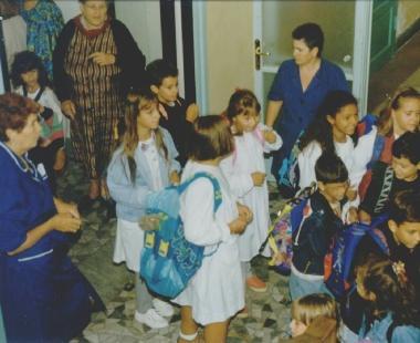 Bidelli insieme ai bambini alluscita di scuola           