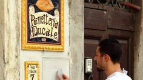 Matteo Andreazzoli mentre piazza deodoranti davanti alla sua panetteria