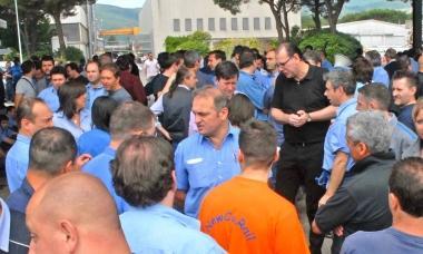 Lavoratori dellAnsaldoBreda ai cancelli durante uno sciopero nello stabilimento 