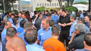 Lavoratori dell’AnsaldoBreda ai cancelli durante uno sciopero nello stabilimento