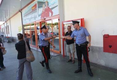 I rilievi dei carabinieri al supermercato in viale Petrarca 