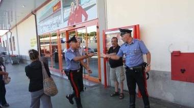 I rilievi dei carabinieri al supermercato in viale Petrarca