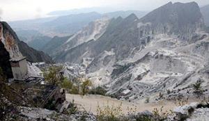 Incidente sul lavoro in una cava di marmo a Carrara, operaio ferito