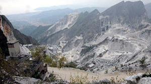Incidente sul lavoro in una cava di marmo a Carrara, operaio ferito
