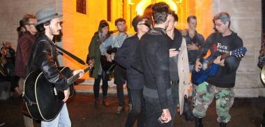Un momento della protesta notturna dei giovani musicisti davanti al Comune    