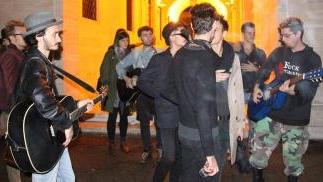 Un momento della protesta notturna dei giovani musicisti davanti al Comune