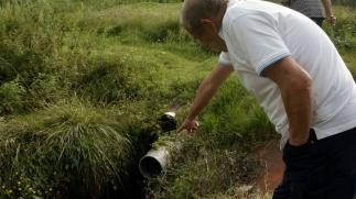 Rivolta per la fognatura a cielo aperto
