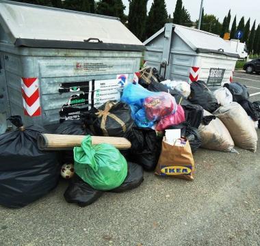 Rifiuti davanti al cimitero 