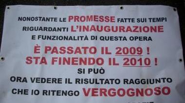 <b>VERGOGNOSO </b>Uno dei due cartelli affissi da Maiani al cantiere