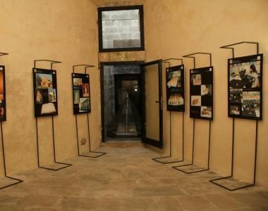 Due camicie d'artista per raccontare Caravaggio