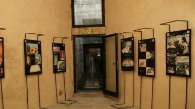 Due camicie d'artista per raccontare Caravaggio