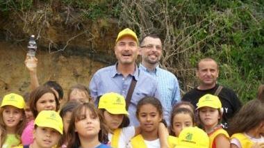 <b>FELICI.</b> I bambini con il sindaco