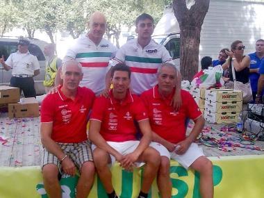 <b>CICLISMO</b> In piedi da sin. Ferretti e Morelli; seduti, Lulli, Bonifazi e Boncristiani    