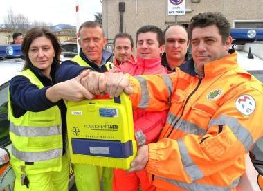 Volontari con un defibrillatore 