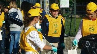 Studenti impegnati nella raccolta di rifiuti durante Puliamo il mondo