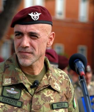 Sopra, il sindaco Cosimi tra i comandanti Masiello (sin.) e DApuzzo; a sinistra il colonnello Carmine Masiello        