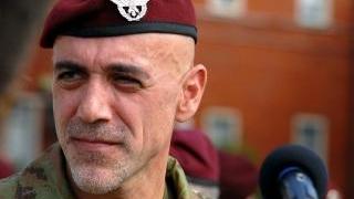Sopra, il sindaco Cosimi tra i comandanti Masiello (sin.) e D’Apuzzo; a sinistra il colonnello Carmine Masiello