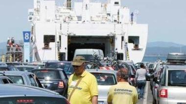 Una nave Toremar in partenza da Piombino per l’Elba