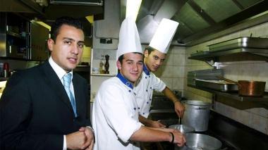 Sopra gli allievi dell’Enriques e accanto il borgo pieno di gente per la manifestazione