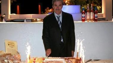 Il taglio della torta da parte del sindaco di San Miniato Vittorio Gabbanini
