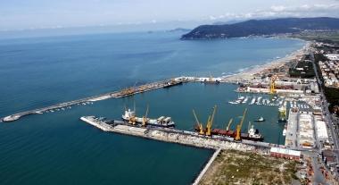 Una veduta del porto commerciale di Marina 