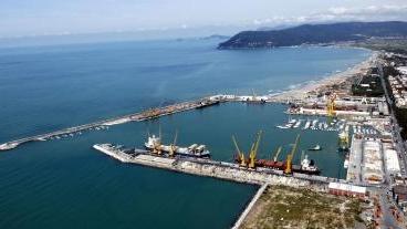 Una veduta del porto commerciale di Marina