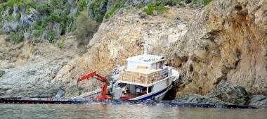 Sopra il comandante Catino, accanto due immagini dei soccorsi al peschereccio naufragato 