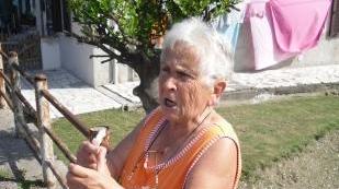 La signora Leonarda Ragolia mentre sottolinea i disagi della zona