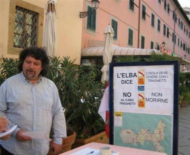 Il gazebo contro il caro traghetti in piazza Cavour 