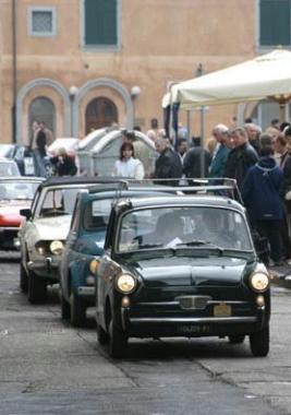 Una sfilata di auto depoca 