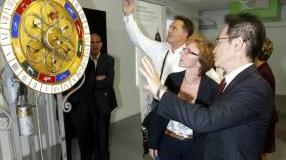 Nella foto orizzontale a sinistra Pagliai e sopra l’Orologio dei pianeti